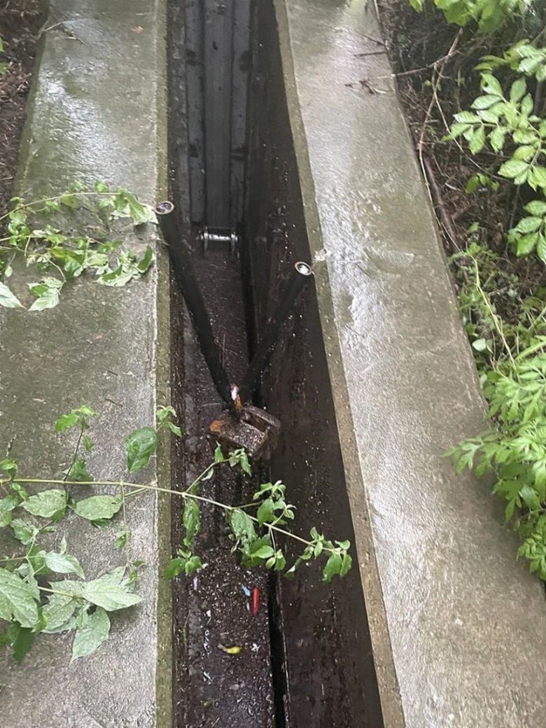 지난 7월 17일 대구 노곡동 직관로 수문을 임시 고정하기 위해 설치한 강철봉이 휘어져 있다./대구시 제공