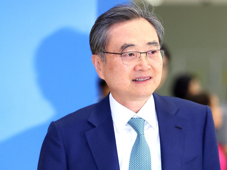 취임 후 첫 한일 외교장관 회담과 한미 외교장관 회담을 마친 조현 외교부 장관이 3일 인천국제공항 제2여객터미널을 통해 귀국하고 있다. /연합뉴스