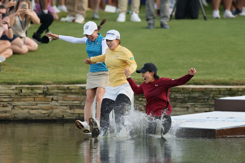 지난 4월 사이고 마오(가운데)가 메이저 대회 셰브론 챔피언십 우승 후 매니저 등과 함께 연못에 뛰어들고 있다. /AFP 연합뉴스