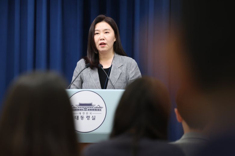 강유정 대통령실 대변인이 4일 서울 용산 대통령실 청사에서 브리핑을 하고 있다./뉴스1