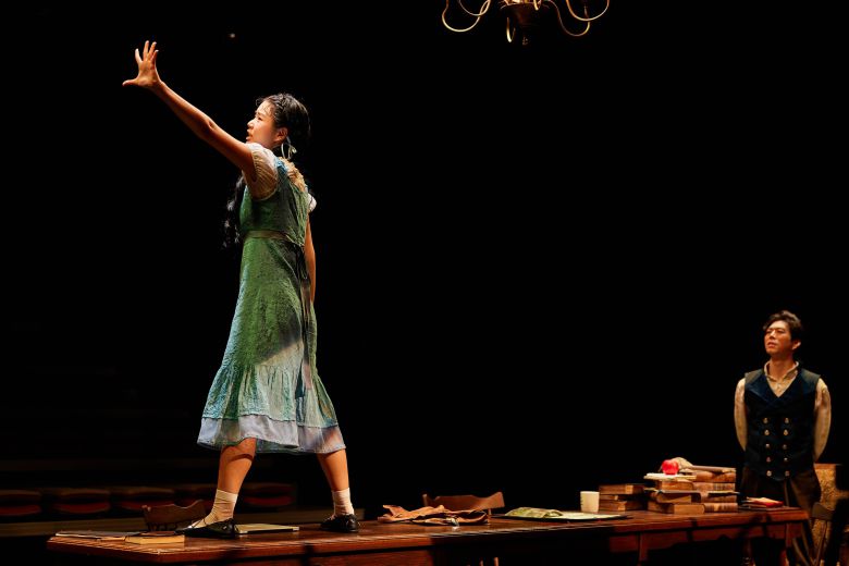 "산은 피라미드가 아니고 나무는 원뿔이 아니야!" 19세기의 천재 소녀 토마시나(김세원)는 복잡한 수학 방정식 없이도 세상을 꿰뚫어 본다. 종말이 예정돼 있다 해도, 지금 서로를 사랑하고 함께 춤추자고 가정교사 셉티머스(김민하)에게 말한다. /스토리 포레스트·파크컴퍼니