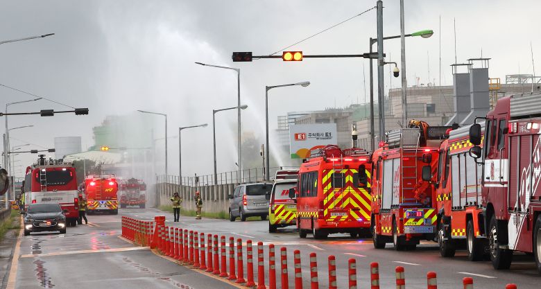 6일 인천 연수구 송도동 E1 인천기지에서 프로판 가스가 누출돼 소방관계자들이 안전조치를 하고 있다. /연합뉴스