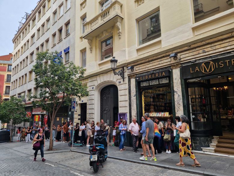 작년 9월 황보름 작가의 북토크 행사를 찾은 스페인 독자들이 마드리드 한 독립서점 앞에 줄 선 모습. /황보름 작가 제공