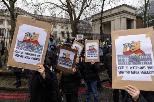 "중국 공산당이 감시하고 있다"는 포스터를 들고, 런던에 들어설 중국의 새 대사관 건축을 반대하는 시위대들/X