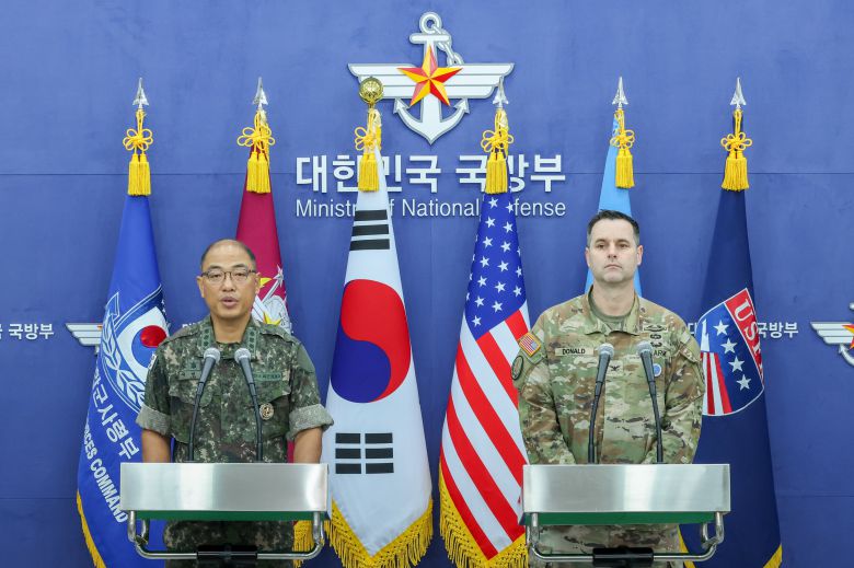 이성준(왼쪽) 합동참모본부 공보실장과 라이언 도널드 유엔사·연합사·주한미군사 공보실장이 7일 서울 용산구 국방부 브리핑룸에서 2025년 을지 자유의 방패(UFS) 연습 한미 공동브리핑을 하고 있다. /연합뉴스