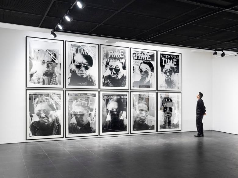 지난 4~5월 갤러리현대 '55주년 한국 현대미술의 서사' 1부 전시에 곽덕준 사진 연작  '대통령과 곽'이 걸린 모습. /갤러리현대