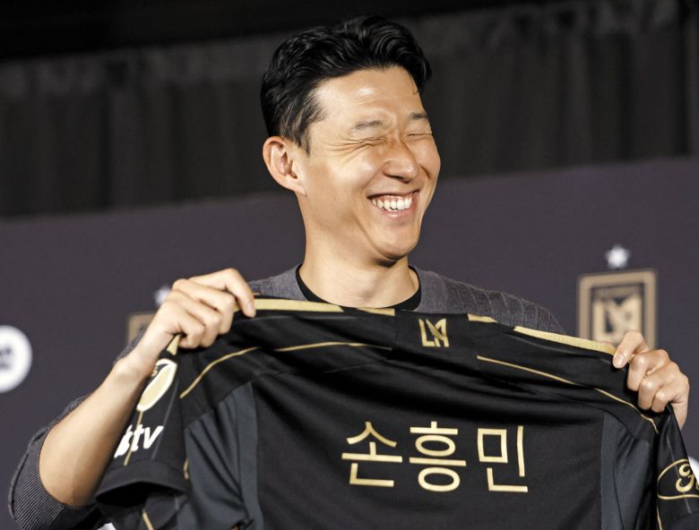 손흥민이 6일 미국 로스앤젤레스 BMO 스타디움에서 열린 LA FC 입단 기자회견에서 한글 이름이 새겨진 자신의 유니폼을 들고 활짝 웃고 있다. /EPA 연합뉴스