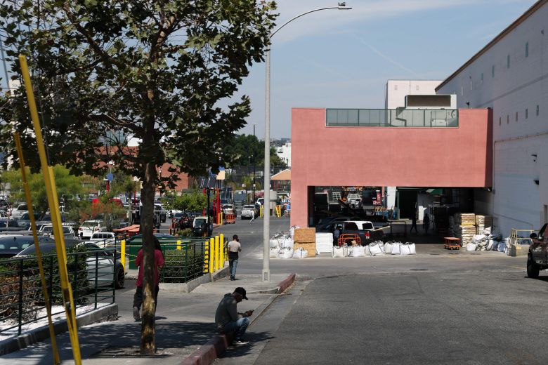 이민자들이 밀집한 LA 시내 홈디포 매장 앞. 이곳에서 미국 국경순찰대 요원들이 펜스케 트럭을 이용해 요원들을 차량 안에 숨기고 일용직 근로자들을 체포했다. /AFP 연합뉴스