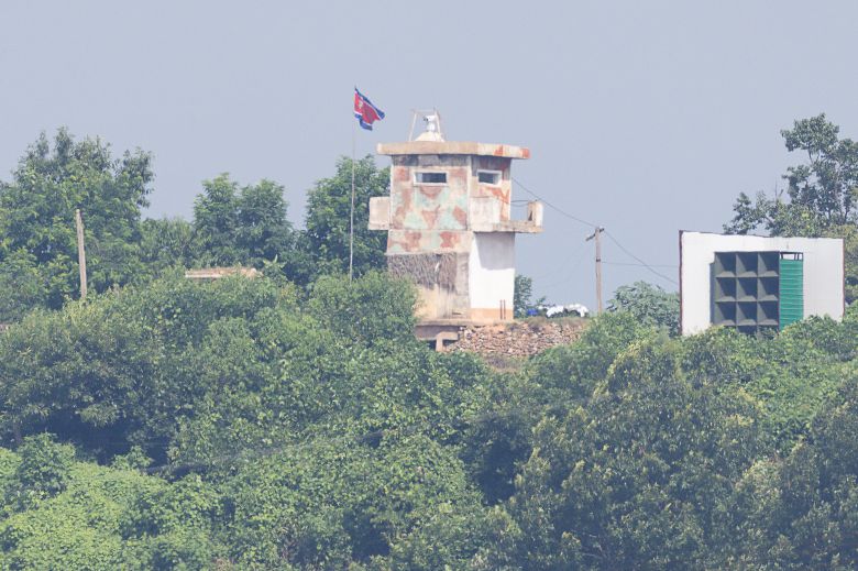 지난 5일 경기 파주시 접경 지역에서 바라본 북한 임진강변의 북한군 초소에 대남 확성기가 설치돼 있다. /연합뉴스