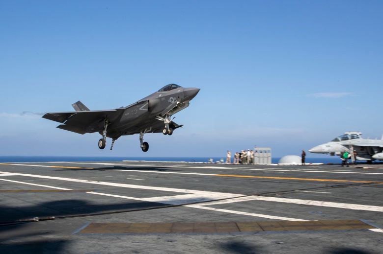 F-35C 전투기가 지난 6월 조지 워싱턴호 항모 갑판에 착륙하고 있다. 워싱턴호 항모는 12대의 F-35C 전투기를 탑재하는 것으로 전해졌다. /미 태평양함대