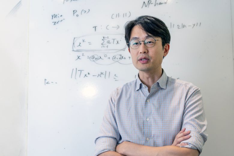 류경석 UCLA 수학과 교수가 15일 오후 서울대학교에서 한국과 미국 대학들의 응용수학 연구에 대해 비교하고 있다. 2025. 7. 15/ 조인원 기자