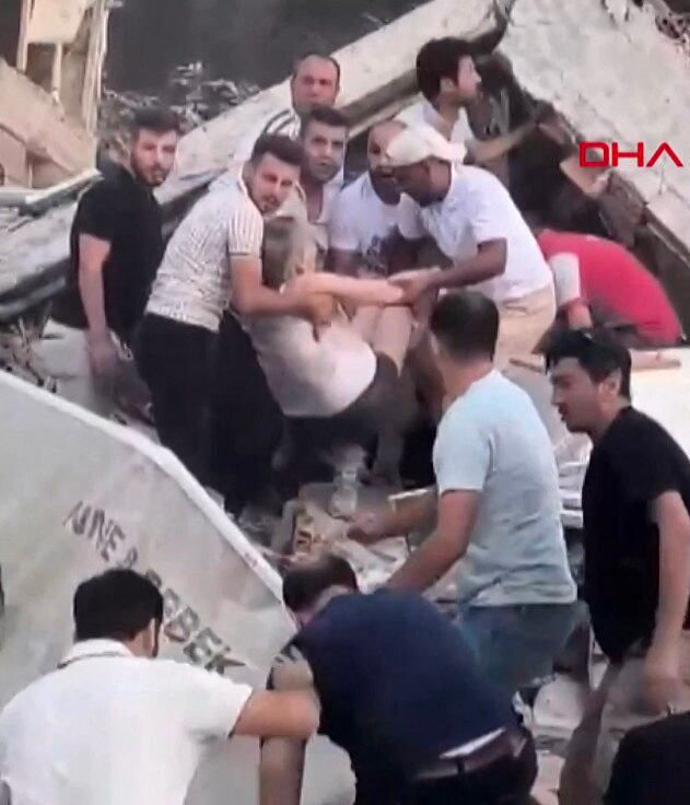 튀르키예 서부 신디르기를 강타한 규모 6.1의 지진으로 건물이 무너진 발리케시르주에서 구조대가 잔해에서 구조작업을 하고 있다. 튀르키예 재난관리청(AFAD)은 10일 터키 서부 신디르기에서 규모 6.1의 지진이 발생했다고 발표했다./ DHA/ AFP 연합뉴스