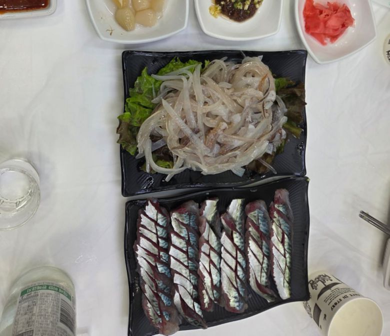 난전 앞 횟집에서 두마리 2만원에 구입한 회./속초시청 홈페이지