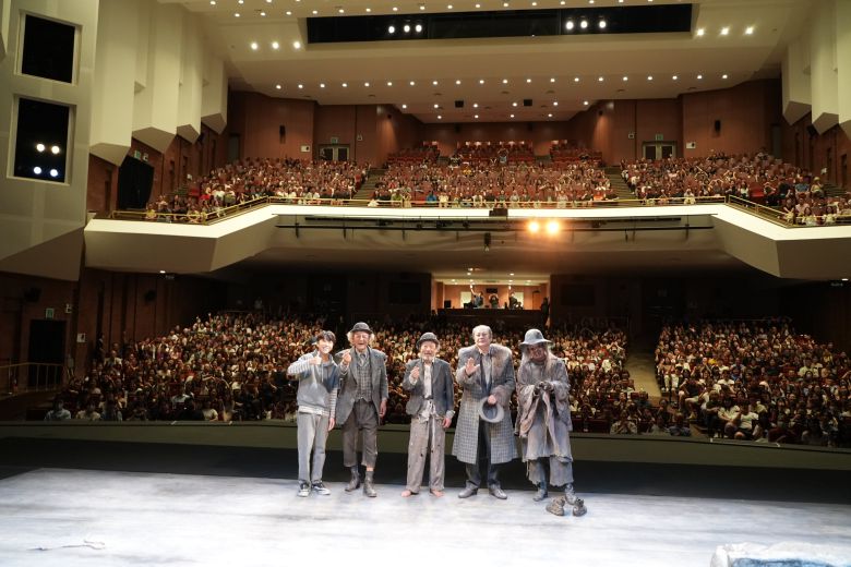 "139회 전석 매진, 전회 기립박수, 600일을 쉼없이 달려왔습니다. 국민 여러분 보고 드립니다. 세계 매스컴이 달려오고 있습니다!" 눈물을 훔치면서도 여전한 '포조' 역 김학철 배우의 익살에 관객도 배우도 폭소를 터뜨렸다. 9일 경북 구미시 구미문화예술회관, '고도를 기다리며'의 마지막 공연을 본 1100여 관객이 무대 위 배우들과 단체 기념 촬영을 하고 있다. /파크컴퍼니