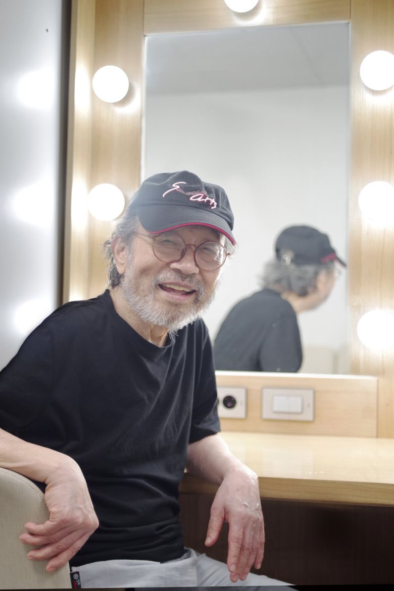 9일 경북 구미시 구미문화예술회관에서 '고도를 기다리며'(연출 오경택) 마지막 공연을 마친 신구는 깨끗이 치운 분장실 거울 앞에 앉아 홀가분한 표정으로 웃었다. "아쉬운 거야, 말로 다 어떻게 하겠어. 가만히 생각해보면 나는 남의 덕분으로 여태껏 살아온거야. 혼자 할 수 있는 일은 세상에 아무 것도 없었어." /이태훈 기자