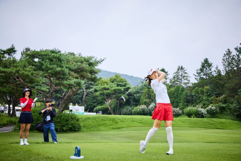 김선영이 샷을 하자 동반한 프로 골퍼 김하늘이 박수를보냈다. /SKT