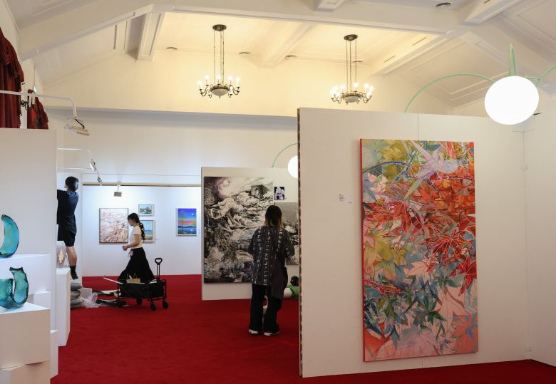 '2025 아시아프' 개막을 하루 앞둔 11일, 서울 중구 문화역서울284 전시장에서 작가들이 직접 작품을 설치하고 있다. /고운호 기자