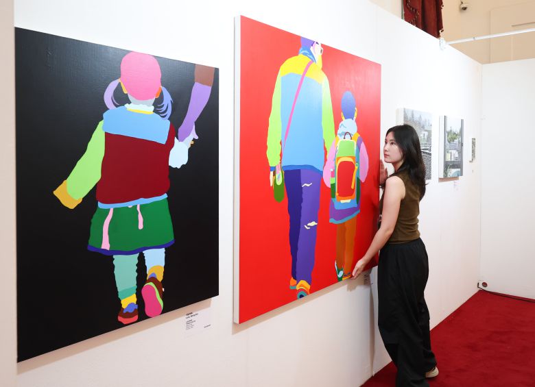 '2025 아시아프' 개막을 하루 앞둔 11일, 서울 중구 문화역서울284 전시장에서 한 참여작가가 작품을 설치하고 있다. /고운호 기자