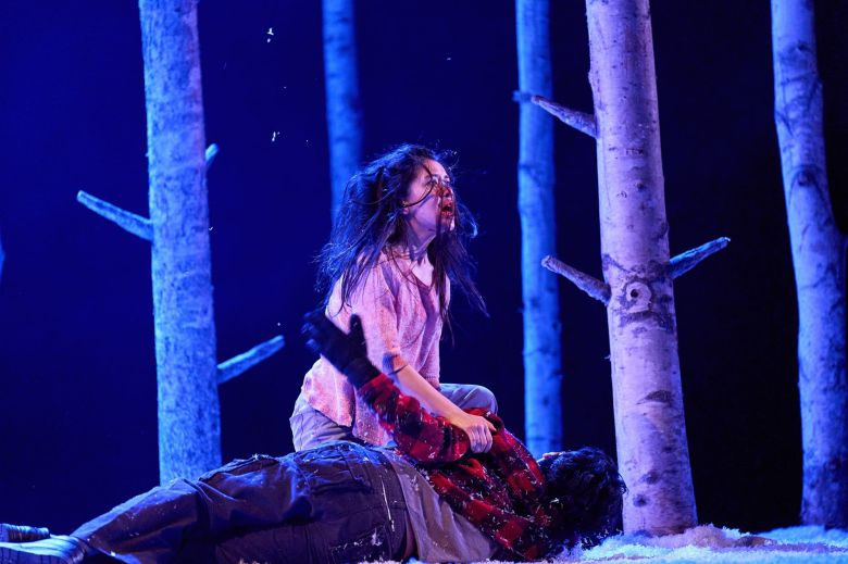 연극 '렛미인'의 무대 위엔 눈 쌓인 북유럽의 자작나무숲이 펼쳐진다. 흰 눈 위로 붉은 선혈이 번진다. /신시컴퍼니