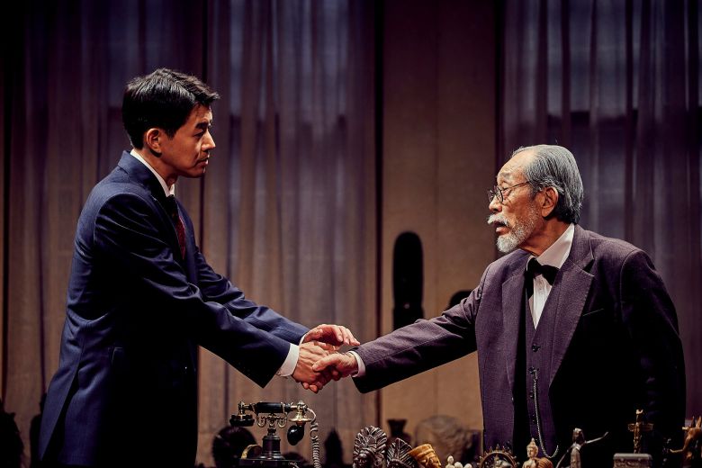 연극 '라스트 세션'에 냉정한 무신론자 프로이트로 출연한 배우 신구(오른쪽)와 회심한 기독교 변증가 C.S 루이스로 출연한 배우 이상윤. 2023년 세번째 시즌 공연 사진. /파크컴퍼니