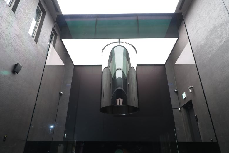 연세대가 국내 최초로 도입해 인천 송도국제캠퍼스 양자컴퓨팅센터에 설치한 IBM 양자컴퓨터 '퀀텀시스템1'./ 전기병 기자