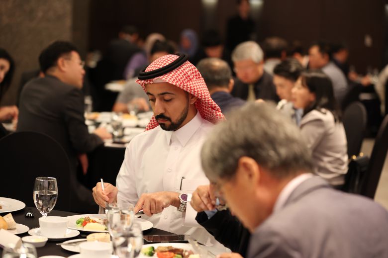 13일 오후 서울 중구 더플라자호텔 다이아몬드홀에서 열린 한국이슬람교 70주년 기념행사에서 참석자들이 만찬을 즐기고 있다. /한국이슬람교 제공