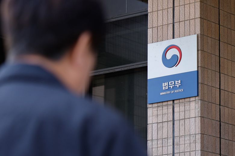 경기 정부과천청사 법무부에 직원들이 출입하고 있다./뉴스1