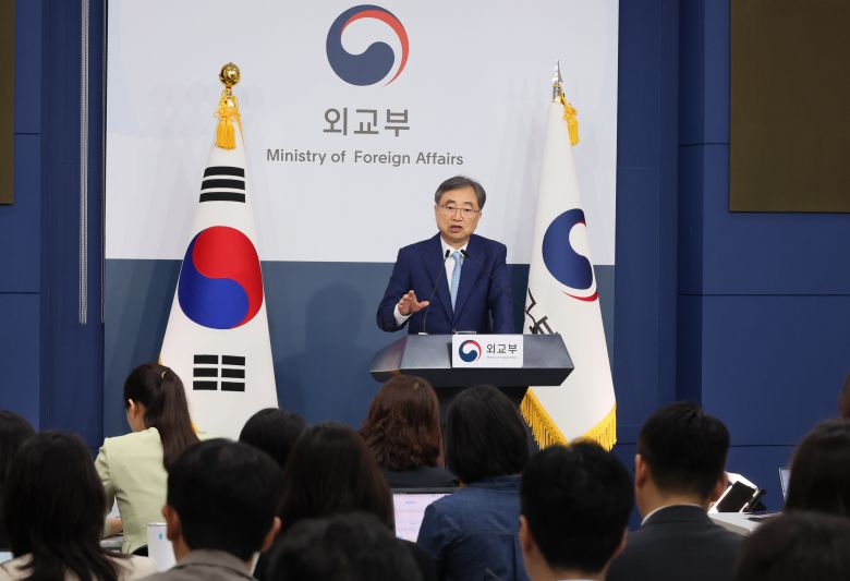 조현 외교부 장관이 14일 서울 종로구 외교부 청사에서 열린 내신 기자단 대상 브리핑에서 외교현안에 대한 질문에 답변하고 있다. /연합뉴스