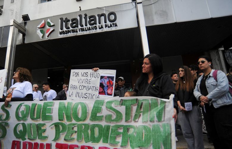 사망 환자의 유가족들이 이탈리아노 병원 앞에서 시위를 벌이고 있다. /로이터 연합뉴스