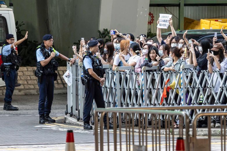 판결 당일 홍콩법원 앞에 모인 카미무라의 팬들. /AFP연합뉴스
