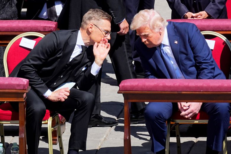 2025년 4월 26일 도널드 트럼프 미국 대통령(오른쪽)과 알렉산데르 스투브 핀란드 대통령이 성 베드로 광장에서 열린 고 프란치스코 교황의 장례 미사에서 대화를 나누고 있는 모습./DPA 연합뉴스