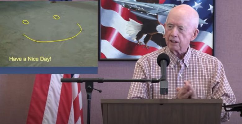 20여 년 전  남은 JDAM 훈련용 폭탄 8개를 투하해 '스마일 얼굴'을 그렸던 B-2 테스트 조종사 톰 르보 예비역 중령이 7월 28일 수십 개 표적을 동시 정밀 타격할 수 있는 B-2의 폭격 능력을 설명하고 있다./유튜브 스크린샷