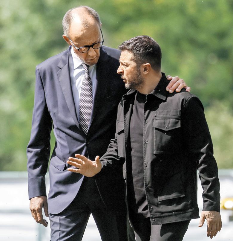 13일 독일 베를린의 총리 집무실 앞에서 프리드리히 메르츠(왼쪽) 독일 총리와 볼로디미르 젤렌스키 우크라이나 대통령이 대화하고 있다. 미국과 러시아의 알래스카 정상회담을 이틀 앞둔 이날 젤렌스키는 우크라이나·유럽 주요국과 미국 정상 간 화상회의에 메르츠와 함께 참석했다. /EPA 연합뉴스