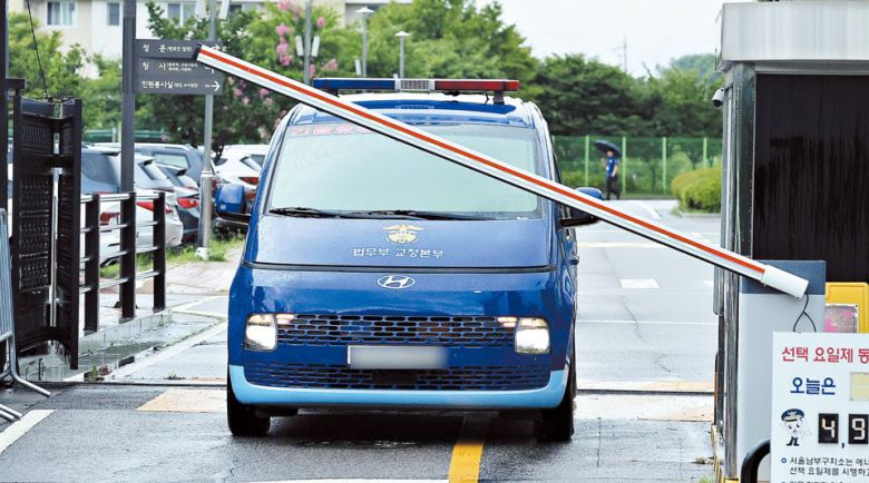 남부구치소 나서는 호송 차량 - 14일 오전 서울 구로구 남부구치소에서 김건희 여사를 태운 호송 차량이 서울 종로구 민중기 특검팀 사무실로 출발하고 있다. 김 여사는 이날 민중기 특검팀에 소환돼 구속 후 첫 조사를 받았다. /뉴스1