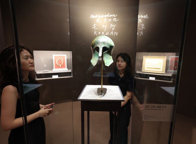 서울 용산 국립중앙박물관 특별전 '두발로 세계를 제패하다' 전시 전경. /연합뉴스