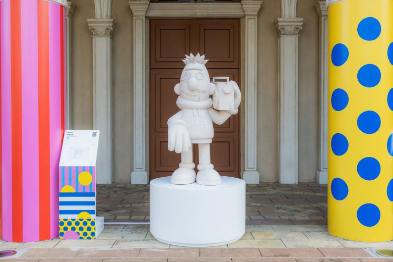 샌즈 마카오의 그라플렉스 작품. 유럽풍 건물에 맞춰 '세서미 스트리트'의 캐릭터들이 신화 속 인물로 재해석됐다. 그라플렉스 작가는 '버트'를 음악의 신 아폴론으로 승화했다. /샌즈 차이나