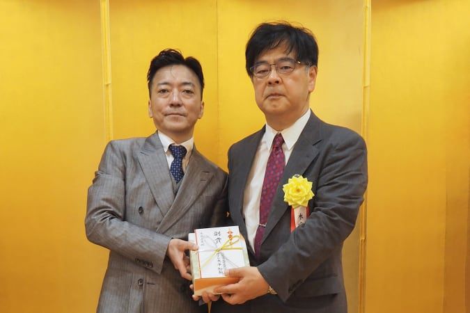 기미야 다다시(오른쪽) 교수가 2022년 저서 ‘한일관계사’로 제38회 오히라 마사요시 기념상 특별상을 받고 있다. 이 상은 1965년 한일 수교를 주도한 오히라 마사요시 전 일본 총리를 기념해 제정됐다./도쿄대 홈페이지