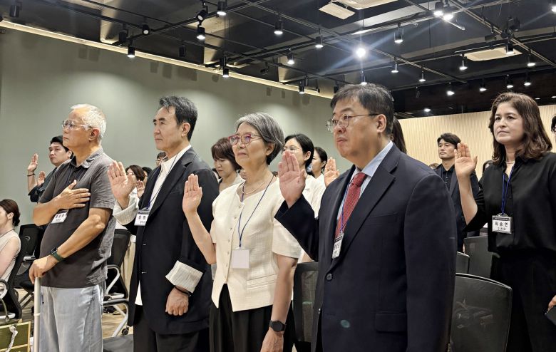 16일 서울 대학로 예술가의 집에서 열린 한국뮤지컬학회 참석자들. 왼쪽부터 송승환 PMC프로덕션 예술감독, 유희성 전 서울예술단 이사장, 고희경 홍익대 공연예술대학원장(초대 회장), 순천향대 원종원 교수(초대 부회장), 최승연 평론가(총무이사). /한국뮤지컬학회