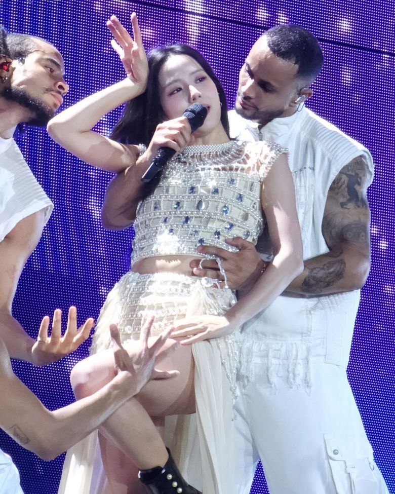 영국 패션 브랜드 셀프포트레이트(Self-Portrait)가 지수를 위해 디자인한 커스텀 앙상블을 입고 런던 공연에 섰다. @sooyaaa__