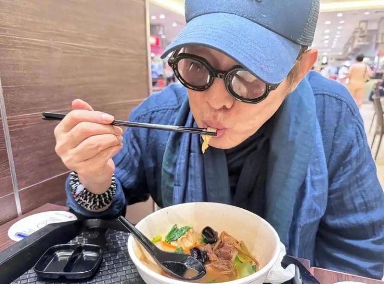 이연걸이 퇴원 후 식사를 하고 있는 모습./웨이보