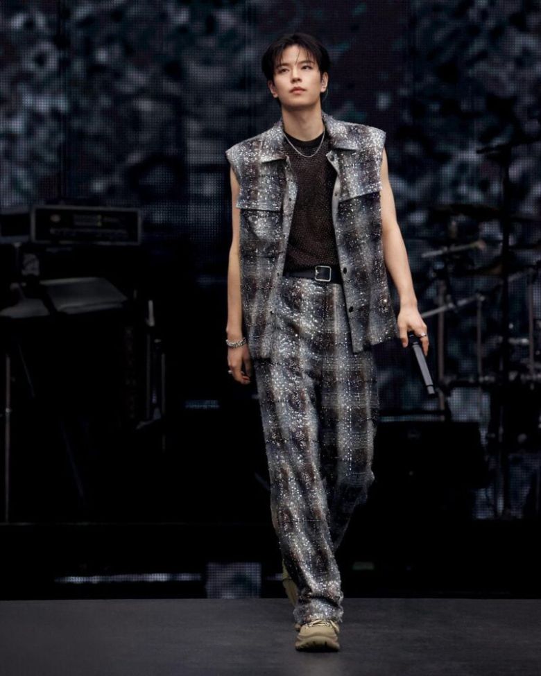 버버리의 앰버서더 승민은 버버리 시그니처 체크 패턴을 활용한 슬리브리스 셋업을 착용했다. 무대 조명에 반짝이는 스와로브스키 크리스털이 장식되었고, 메시 소재 이너를 매치하여 아티스트적인 감각을 더했다. 버버리.