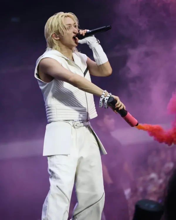 런던 공연에서는 퀼팅 디테일이 포인트인 후드 베스트와 지퍼 디테일 팬츠로 럭셔리 버전의 모던 힙합 스타일을 새롭게 제시했다. 루이 비통.