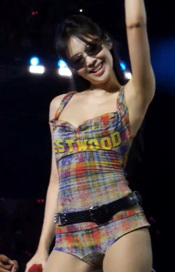 제니는 런던 공연 솔로 무대에서 비비안 웨스트우드의 시그니처 타탄 체크 안나 톱(Anna Top)과 기존 레깅스를 커스텀한 마이크로 쇼츠를 입었다. @jennierubyjane