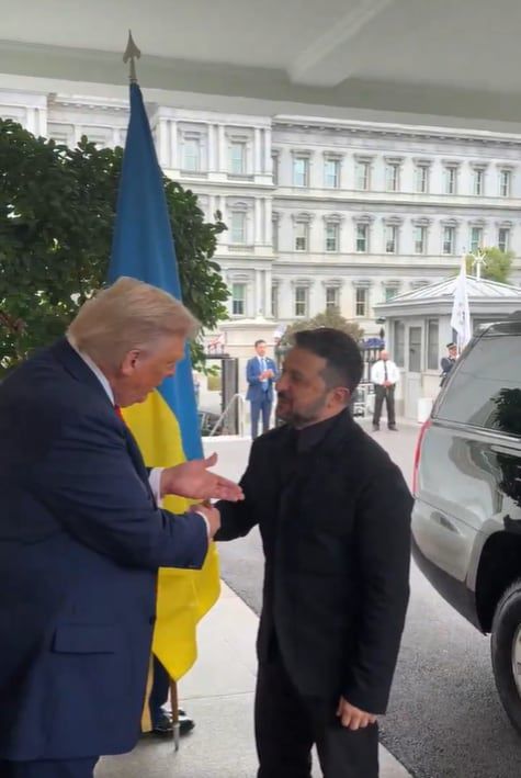 도널드 트럼프 미국 대통령이 볼로디미르 젤렌스키 우크라이나 대통령을 만나며 복장에 대해 말하고 있다./백악관