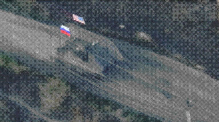 장갑차에 러시아 국기와 미국 성조기가 함께 걸린 모습. 러시아 관영 매체가 공개했으나, 진위 여부가 공식적으로 확인되지는 않았다. /텔레그램