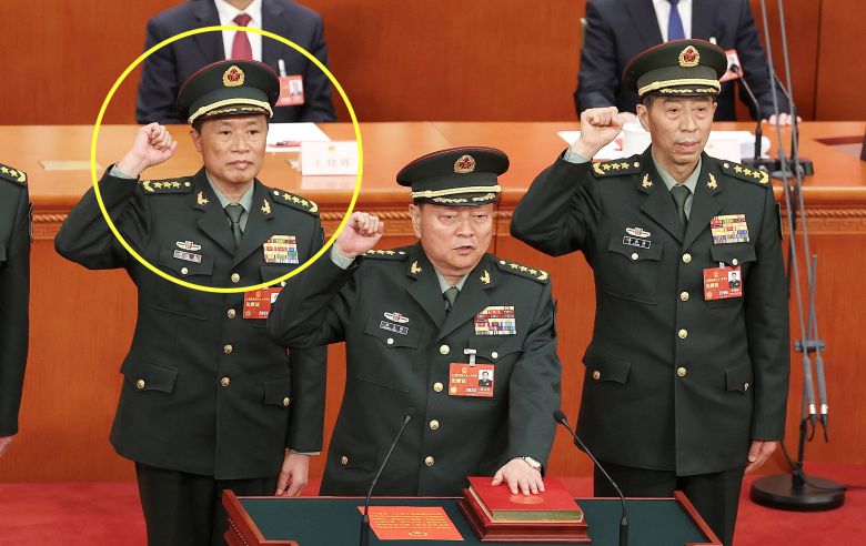 2023년 3월 전국인민대표대회(전인대)에서 새로 선출된 중앙군사위 허웨이둥(노란원) 부주석, 장여우샤 부주석, 리샹푸 군사위원 겸 국방부장(왼쪽부터)이 헌법 선서를 하고 있다. 리샹푸 국방부장은 2023년 10월 해임됐고, 허웨이둥 부주석도 숙청설이 돌고 있다. / 게티이미지코리아