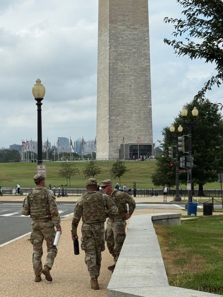 워싱턴에 투입된 주 방위군들은 총 대신 저마다 음료수를 채운 텀블러를 들고 다녔다. /박국희 특파원