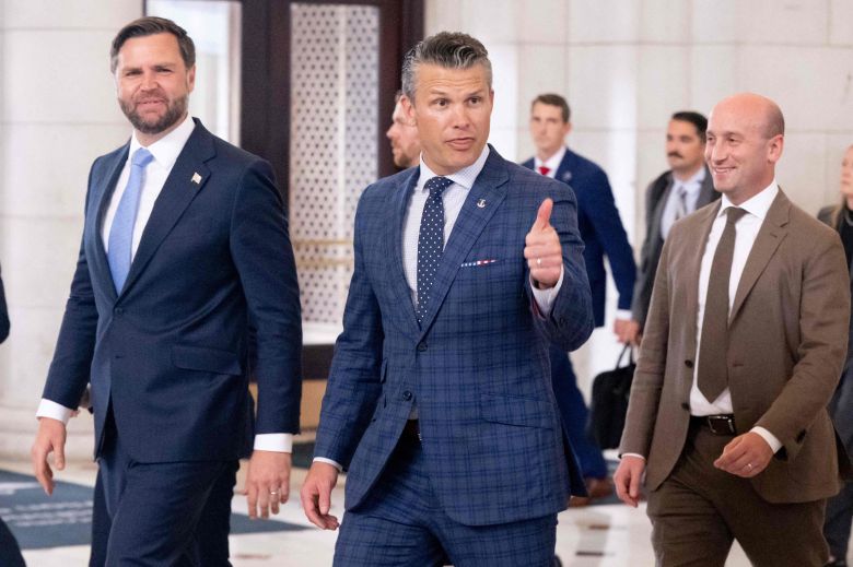 (왼쪽부터) J D 밴스 부통령, 피트 헤그세스 국방장관, 스티븐 밀러 백악관 부비서실장이 주 방위군 장병들을 격려하기 위해 워싱턴 DC 유니언 스테이션을 찾았다. /AFP 연합뉴스