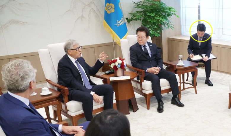 이재명 대통령이 21일 대통령실에서 빌 게이츠 게이츠재단 이사장을 접견하고 있는 가운데, 조영민 외교부 서기관(노란 원 안)이 노트패드에 발언을 받아 적고 있다. /연합뉴스