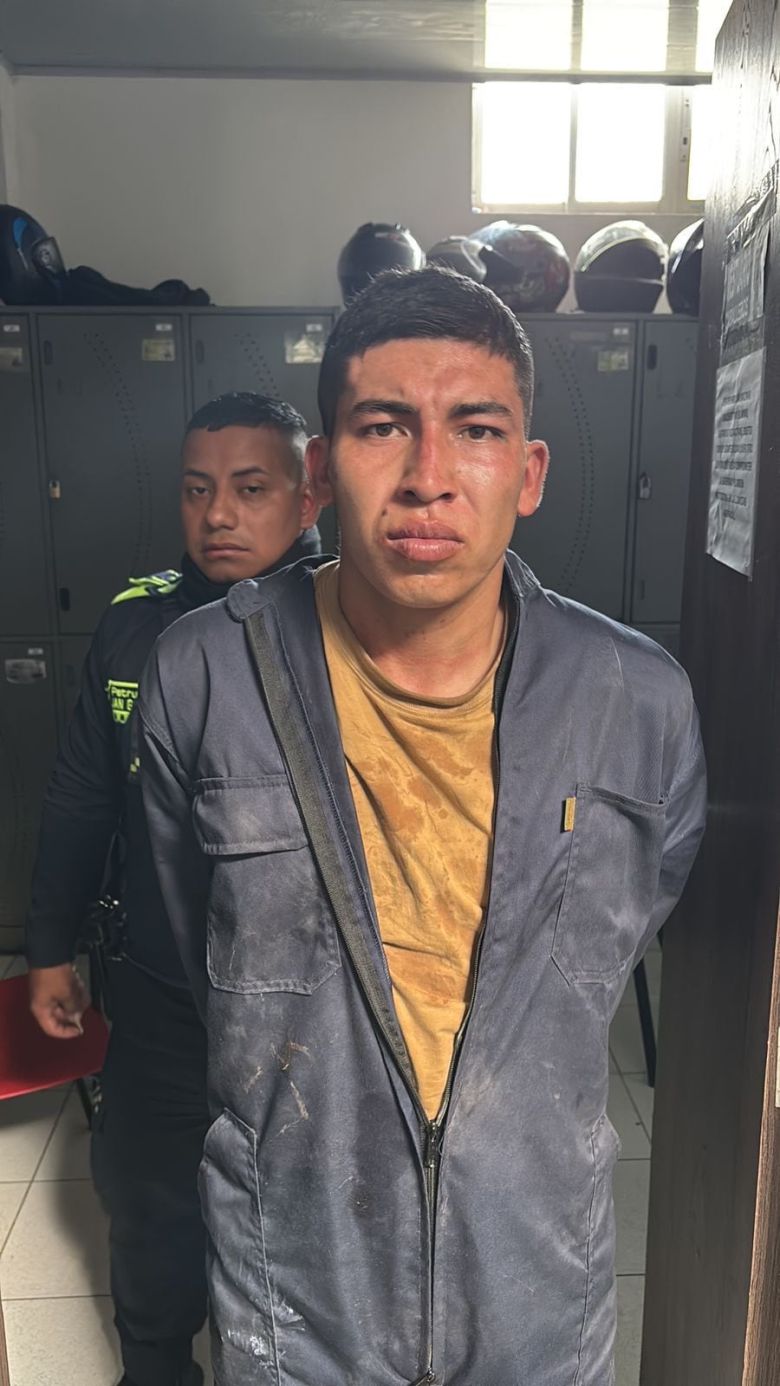 21일 콜롬비아 바예데카우카주 산티아고데칼리의 공군 기지 인근에서 발생한 차량 폭발물 테러에 가담한 용의자(오른쪽) 모습. /구스타보 페트로 콜롬비아 대통령 X